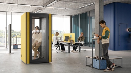 Büroraum Open Space mit Telefonbox und Doppelarbeitsplatz